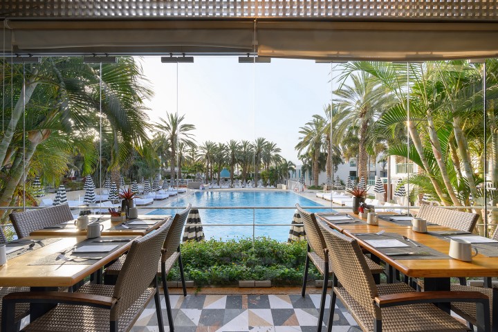 שולחנות אוכל בחדר אוכל במלון ים סוף