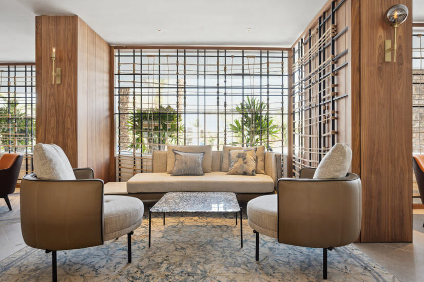 כסאות ושולחן לובי המלך שלמה